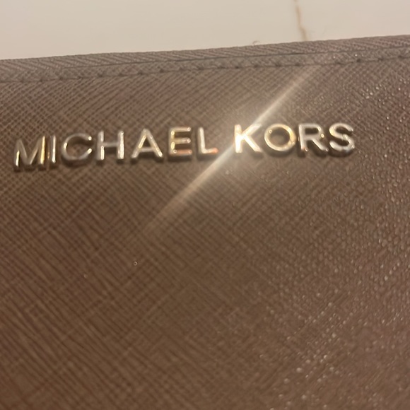 Michael Kors tan zip around wallet with wristlet loop multi pockets - Picture 2 of 7